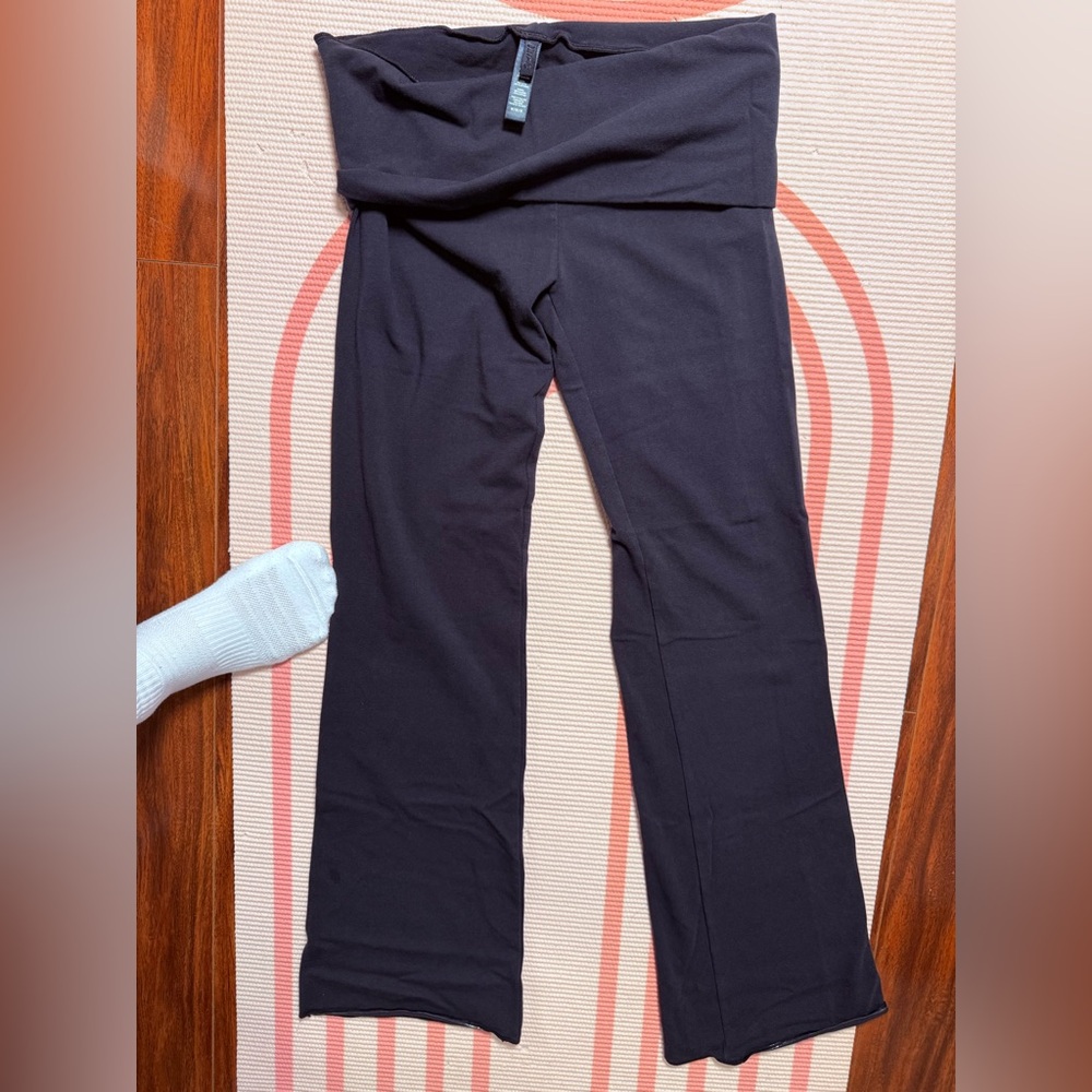 Skims' Black Fold-Over Waist Yoga Pants - Picture 2 of 3